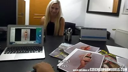 Un paio zoccole italiane amatoriali di prese per l'eccitazione.