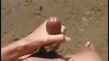 Spettacolare latina cavalca il cazzo eretto di un uomo tatuato. video mogli troie italiane