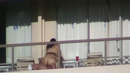 Sparando in un ronzio quando è a letto con italiane casalinghe porche sua moglie.