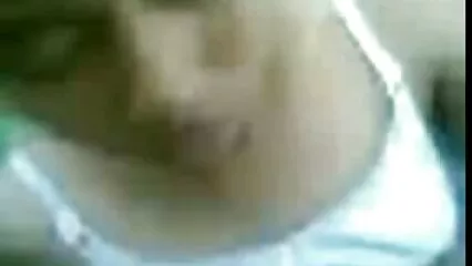 Le dita nell'anale sono sufficienti per ottenere vecchie troie amatoriali un orgasmo.