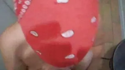 Una giovane ragazza dal viso simpatico succhia dolcemente un cazzo porche italiane al suo amante.
